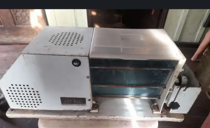 Vendo esta masseira de pao e bolacha em bom estado