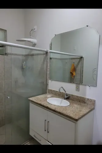 Alugo quarto individual com sala, varanda, banheiro e cozinha