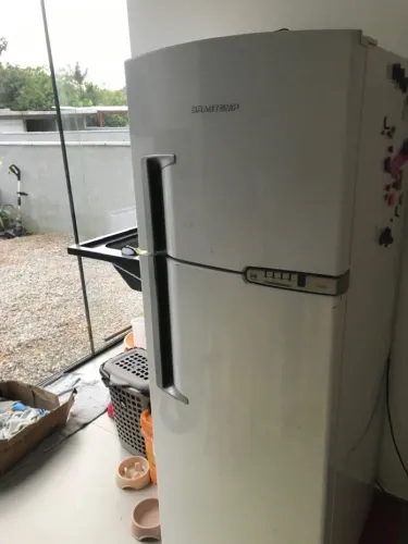 Vendo geladeira Brastemp 127 v . Transformar vai junto.