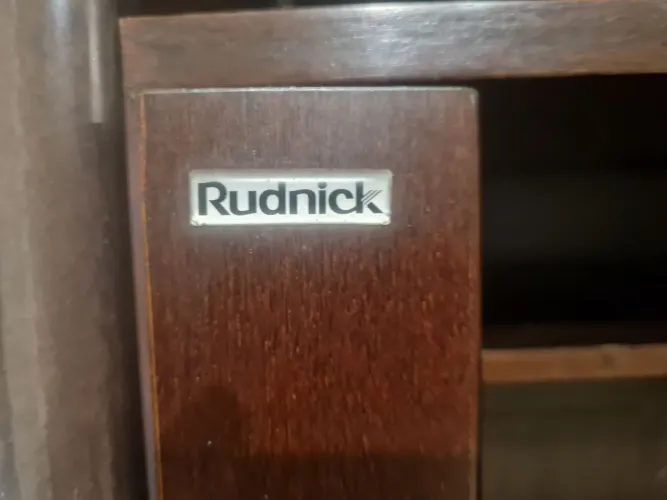 ESTANTE RUDNICK ESPELHADA, ILUMINADA; PORTAS C/VIDRO FOSCO;                