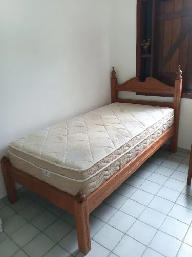 Cama Solteirão Rústica em Madeira Maciça Pau-Amarelo com Colchão Ortobom Ortopédico.