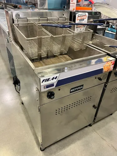 Fritadeira elétrica 3 cestos 44 litros com 18.000w de potência nova pronta entrega 