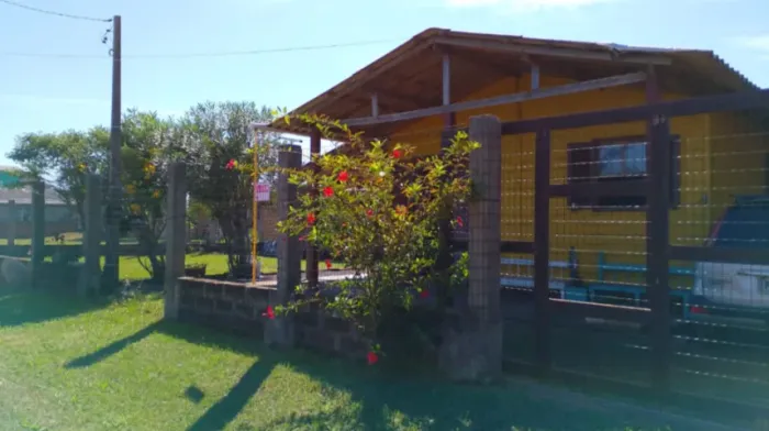 Terreno em Torres plano de 12X30m 360m² com uma casa de madeira na Praia Real em torres