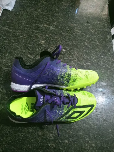 Chuteira Umbro usada somente uma vez 