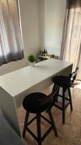 Mesa Bistrô Alta em MDF + 2 banquetas de Madeira 
