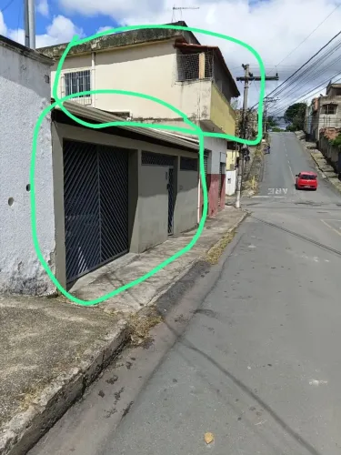 Vende-se este imóvel, com 3 casas e 6 lojas
