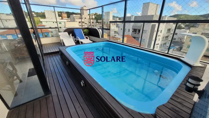 Cobertura duplex com piscina na Praia de Bombas para 7 pessoas