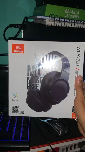 Fone JBL WLY Preto Azulado e Branco