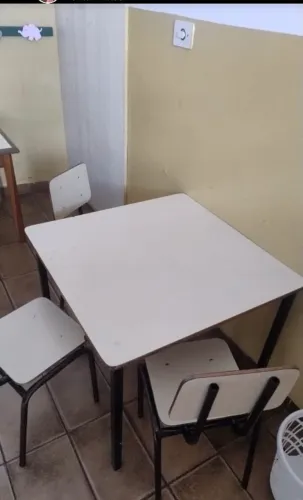 Mesa infantil com 4 cadeiras 