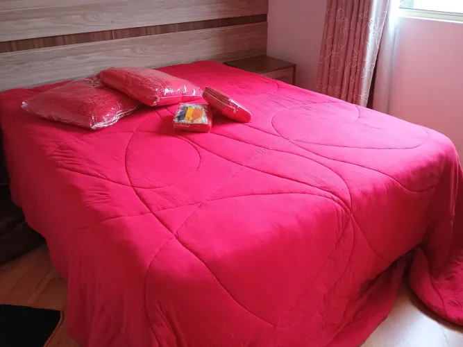 Lindo edredom, marca Bernadete, medina 2,60 por 2,60 100 por cento algodão.