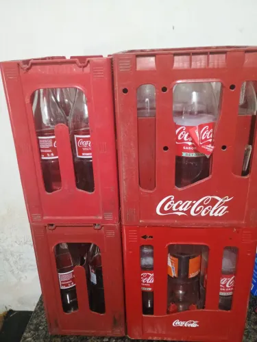 53 Garrafas vazias de coca cola 1 litro e 2 litros mais 06 caixas