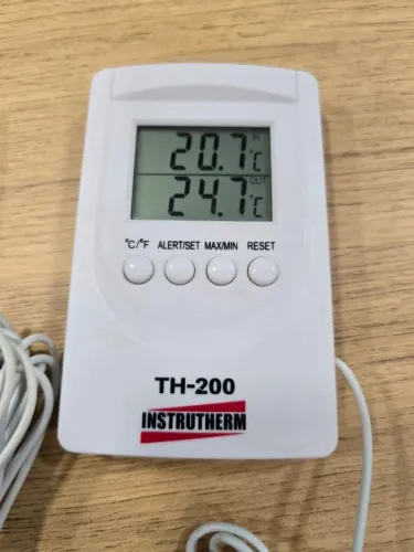 Kit com 4 termômetros digitais Instrutherm TH-200.