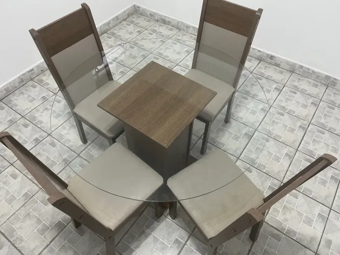 Mesa de madeira com tampão de vidro 