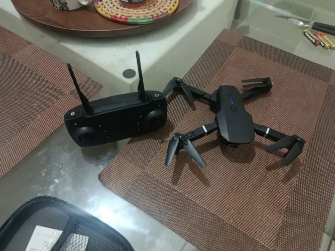 Vendo um drone semi-novo em estado excelente pouquíssimo usado sem marcas de uso