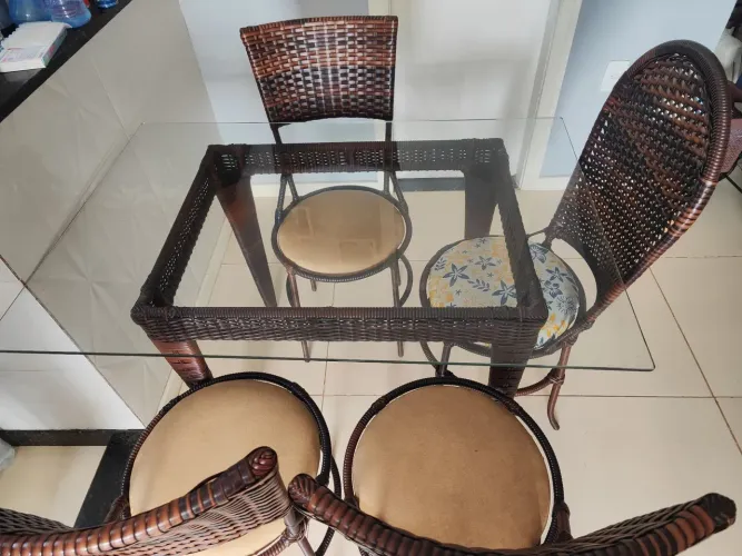 Mesa de vime com 4 cadeiras