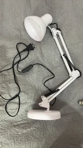 Luminária de mesa, já com a lâmpada de led branca 