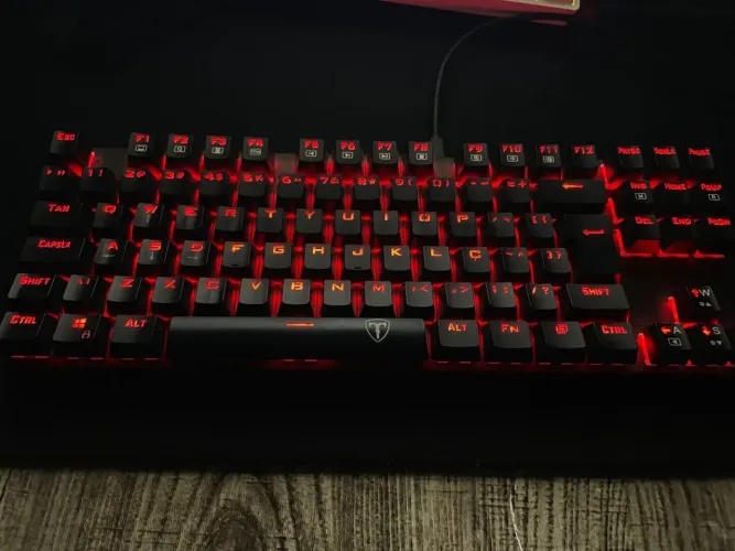 Teclado mecânico gamer T-Dagger Bora