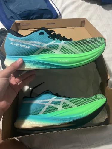 Tênis meta speed edge plus asics.