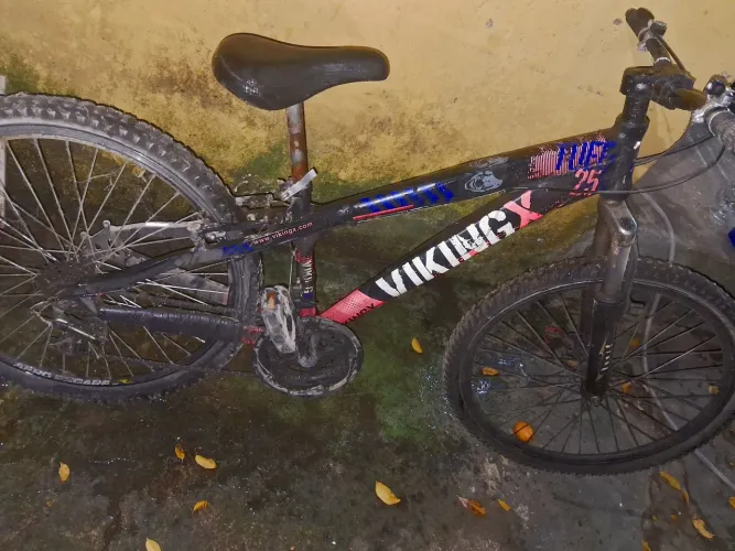 Bike viking, pneu de trás furado e precisa trocar o amortecedor, fora isso esta tudo bom.