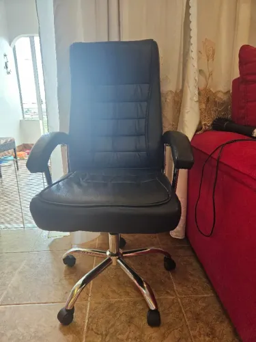 vendo cadeira para escritorio nova modelo Diretor cor preta, super confortavel.