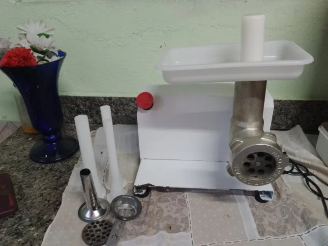 Moedor de Carnes Multifuncional Elétrico - Ideal para Carnes, Peixes, Linguiças e mais!