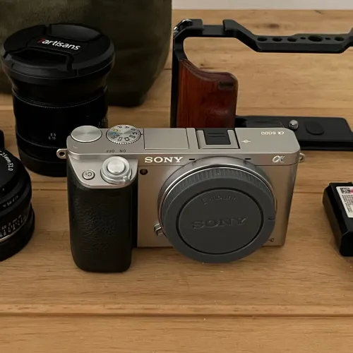 Sony Alpha A6000 com lentes e acessórios