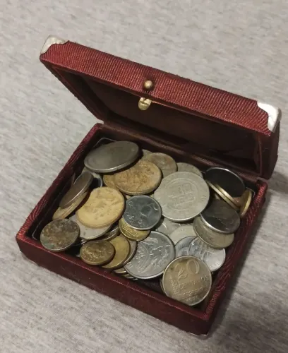 Vendo baú cheio de moedas reis e Cruzeiro 