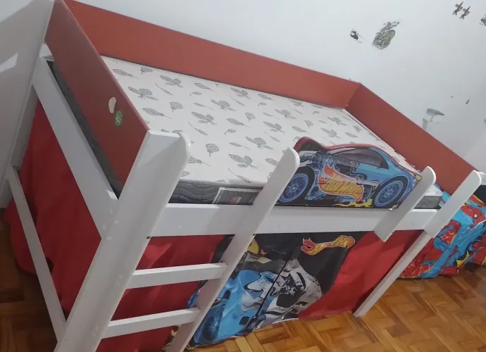 Cama Hot Whells Play com Escorregador e com Colchão.r 