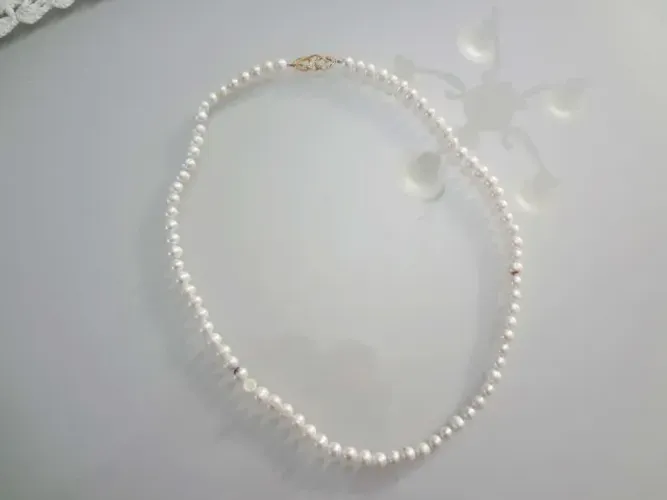 Colar de Pérolas Naturais com Fecho em Ouro 18K Elegante e Sofisticado