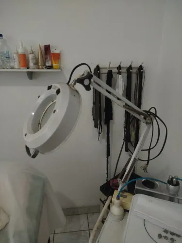 Lupa de bancada com iluminação 