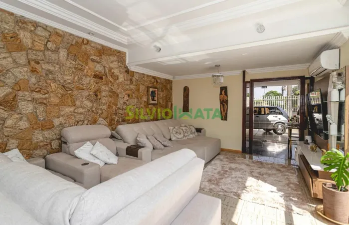 Casa à Venda na Zona 08 | 425,49 m² de Construção | Maringá-PR
