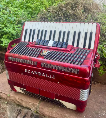 Acordeon Scandalli 80 baixos
