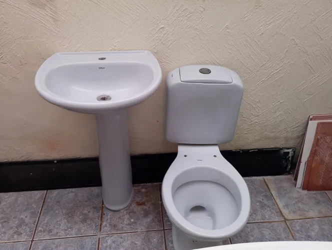 Vaso sanitário com caixa acoplada + pia de Lavatórioo