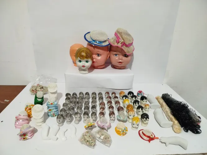 Lote Cabeças e Acessórios Bonecas Porcelana e Plástico