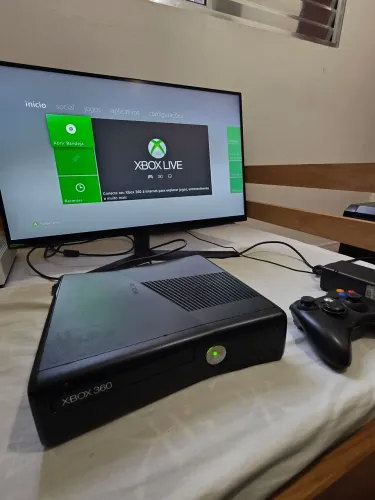 XBOX 360 SLIM 324GB + 1 CONTROLE (Bloqueado)