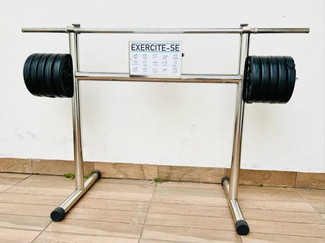 Equipamento de musculação em inox