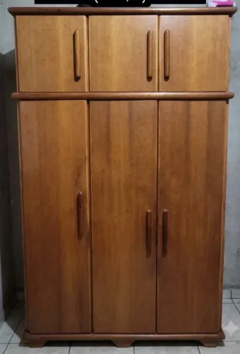 Guarda roupa de madeira