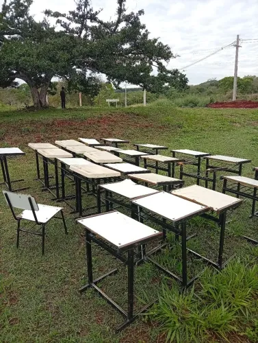 Vende se cadeiras,e carteiras