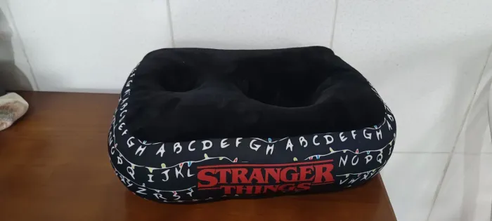 Almofada cinema porta balde e copo da Stranger Things