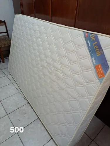 Vendo Cama Box de viuva completa ou separado.Sem rasgos en ótimo estado de conservaçao