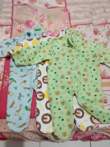 Três Macacão para bebe
