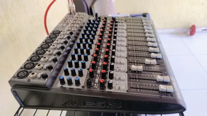 Mesa De Som Alesis Multimix 16 canais Usb Grava em multi canais.
