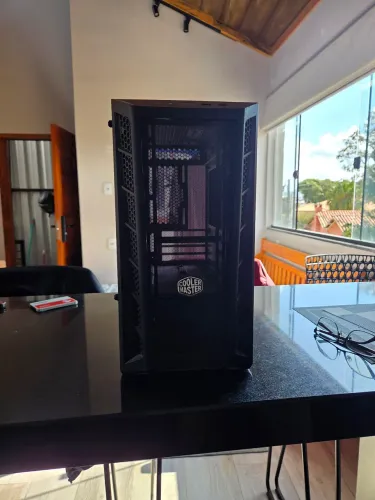 Gabinete Cooler Master, lateral de vidro com adesivo preto. Qualquer coisa só tirar.