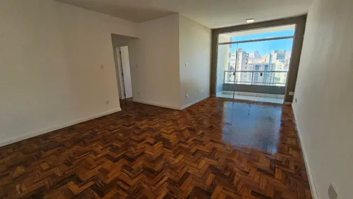 Amplo apartamento à venda na Rua Frei Caneca