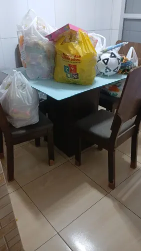 Vendo 1 mesa tanpo de vidro com 4 cadeiras 