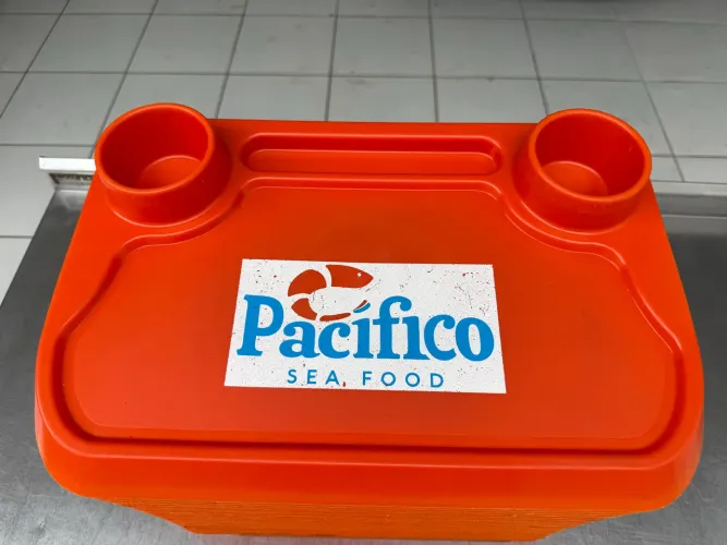 Bandeja Plástica Refeitório/Cafeteria com Porta-Copos - R$ 12 cada