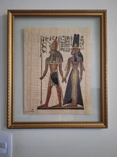 Lindo quadro retratando Hórus e Nefertiti. Em vidro e moldura dourada. Papiro egípcio. 
