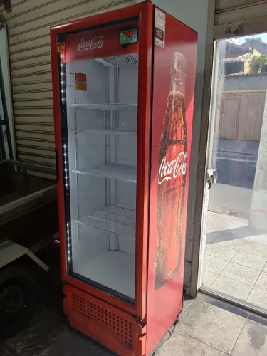 Expositor Coca-Cola 450 litros funcionando perfeitamente
