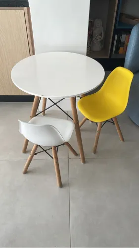 Mesinha infantil + 2 cadeiras