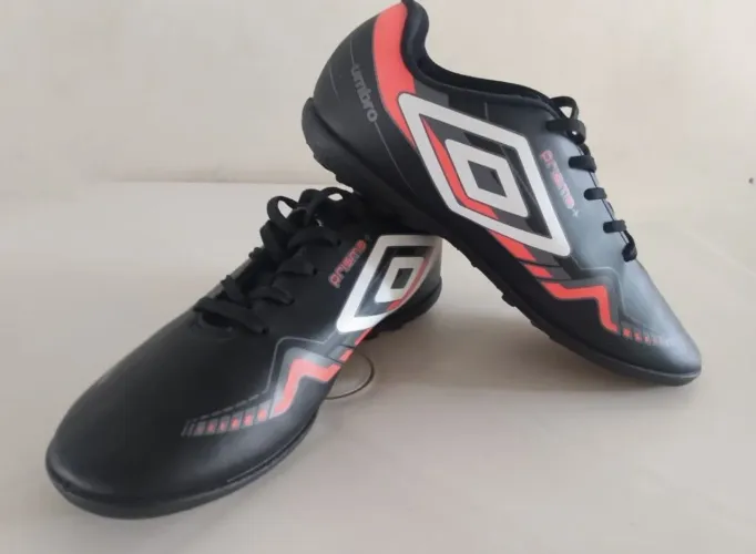 Chuteira umbro prisma + society tamanho 38